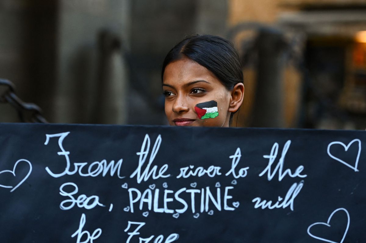 Eine Demonstrantin hält ein Plakat mit der Aufschrift «Vom Fluss bis zum Meer, Palästina wird frei sein» während einer Kundgebung zur Unterstützung der Palästinenser im Zentrum von Mailand. (10. Oktober 2023)