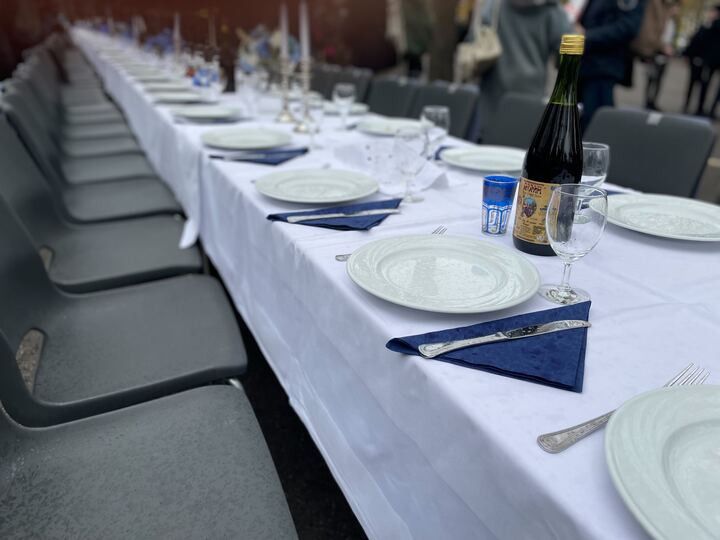 Für die Mahnwache wurde ein Shabbat-Tisch mit 240 leeren Stühlen nachgestellt. 