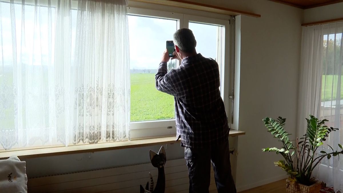 Landwirt Peter Meier hat am Dienstagmittag in Rümlang Zürich einen Wolf gesichtet und gefilmt.