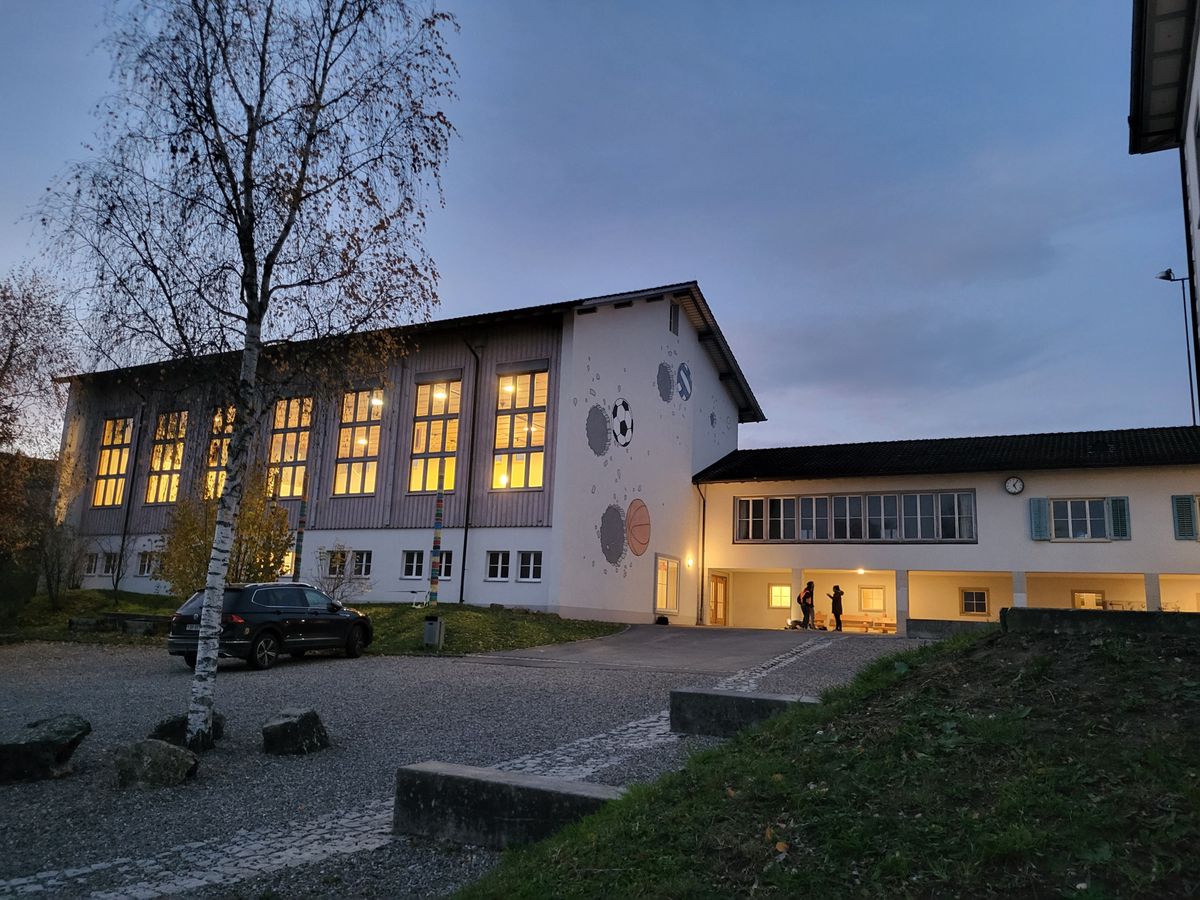 Kurz nach 13 Uhr am Montagnachmittag ging bei der Einsatz- und Verkehrsleitzentrale der Schaffhauser Polizei die Meldung ein, dass an der Schule in Hallau ein Amok-Alarm ausgelöst worden sei.