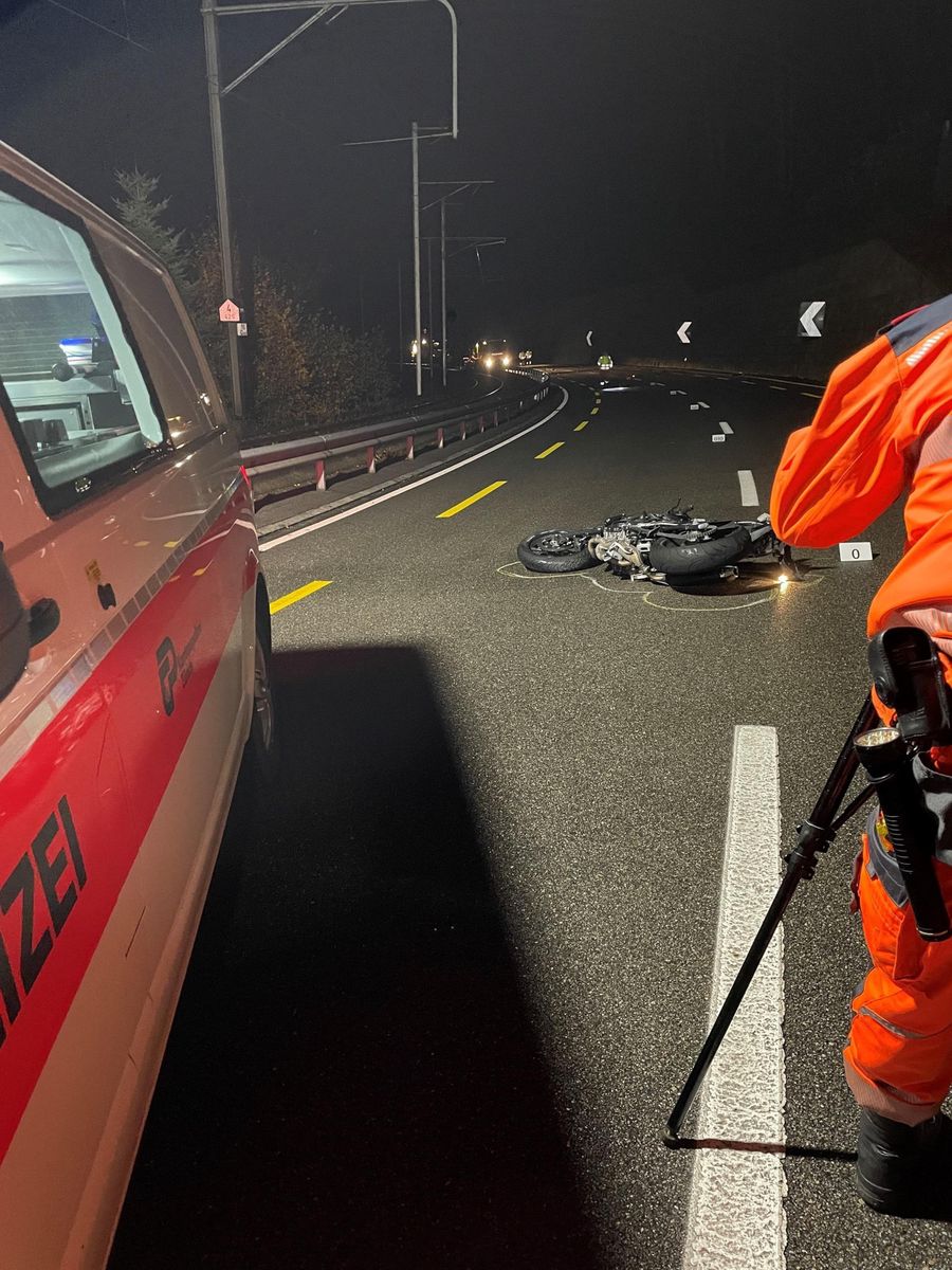 Ein 34-jähriger Motorradfahrer verstarb in der Montagnacht in Langnau am Albis trotz Reanimationsversuchen an seinen Verletzungen.