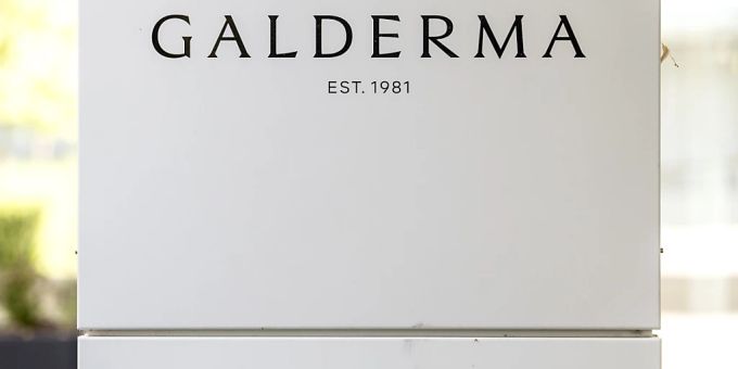 Das Logo der Firma Galderma am Hauptsitz in Zug. (Aufnahme vom August 2022)