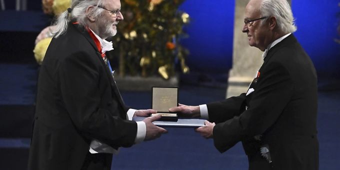 Jon Fosse (l) erhält den Literaturnobelpreis 2023 von König Carl XVI. Gustaf von Schweden während der Nobelpreisverleihung in der Konzerthalle in Stockholm. Foto: Claudio Bresciani/TT News Agency/AP/dpa