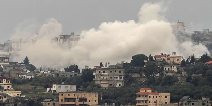Rauch steigt auf nach einem israelischen Artilleriebeschuss auf ein Grenzdorf zu Israel. An der Grenze zwischen Israel und dem Libanon ist es erneut zu gegenseitigem Beschuss gekommen. Foto: Hassan Ammar/AP/dpa