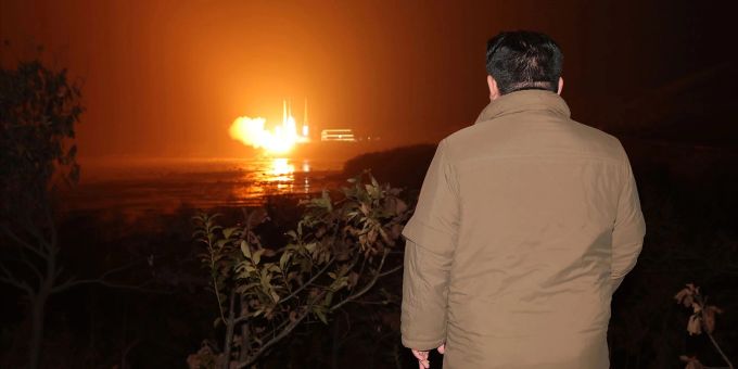 Der nordkoreanische Machthaber Kim Jong Un beobachtet den Start einer Rakete vom Typ «Chollima-1». Der Inhalt dieses Bildes kann nicht unabhängig verifiziert werden.