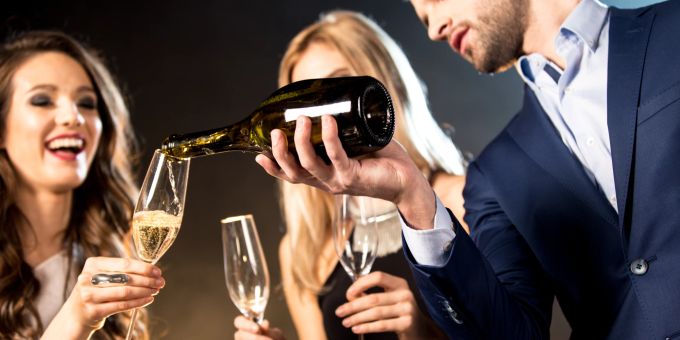 Mit Champagner - So gelingt der katerfreie Start ins neue Jahr