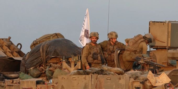 israelische soldaten auf panzer