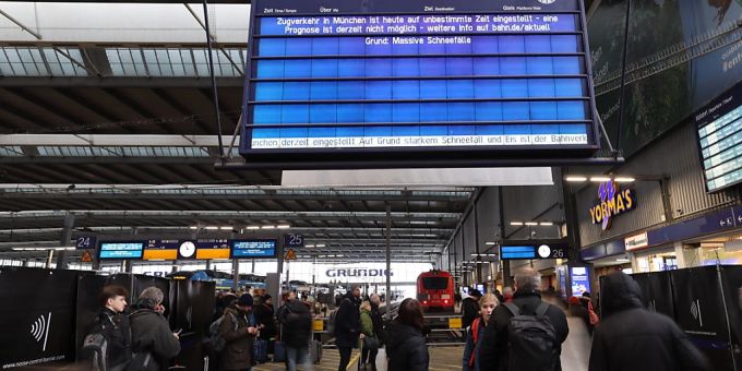 Die Deutsche Bahn rechnete aufgrund des Wintereinbruchs bis Wochenmitte mit Verspätungen und Zugausfällen - so wie bereits am Wochenende in München. (Archivbild)