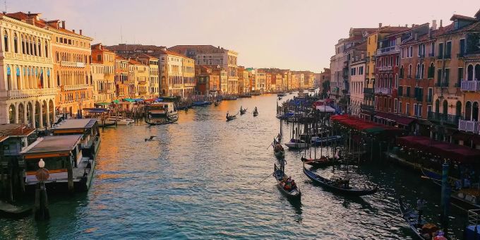 Mindestens drei Tote - Auto stürzt nahe Venedig in Kanal