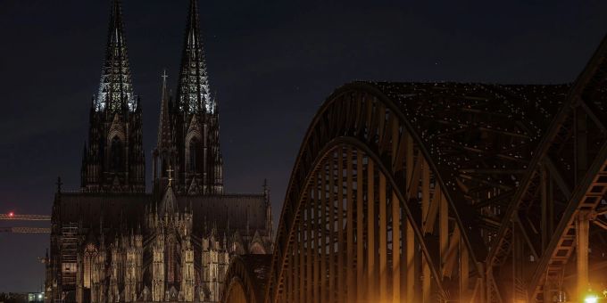 Köln - Gefahrenhinweis: Spürhunde am Kölner Dom im Einsatz