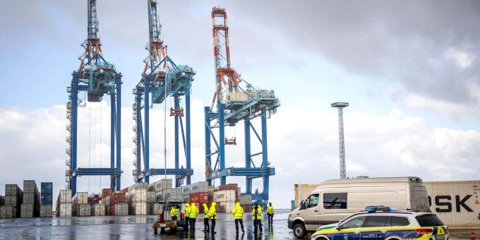 Der Zoll kontrolliert Container im Hafen von Bremerhaven.