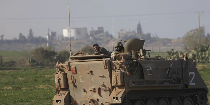 Israelische Soldaten sitzen auf einem Armeefahrzeug im Süden Israels. Foto: Tsafrir Abayov/AP/dpa