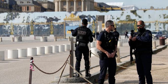Nach einer Bombendrohung bewachen Polizisten den Eingang des Schlosses von Versailles (Oktober 2023).