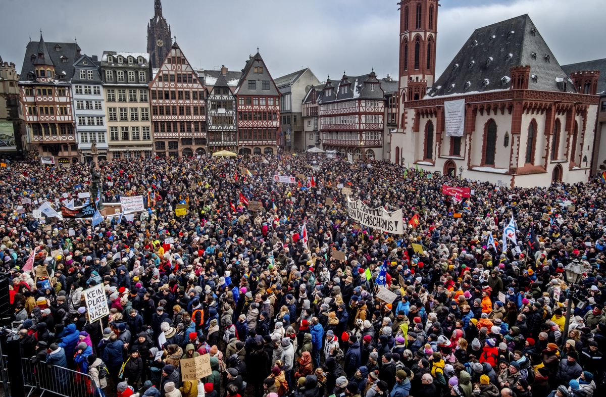 Überall in Deutschland zeigen sich in diesen Tagen solche Bilder: Demo gegen rechts und die AFD am Samstag in Frankfurt am Main. 