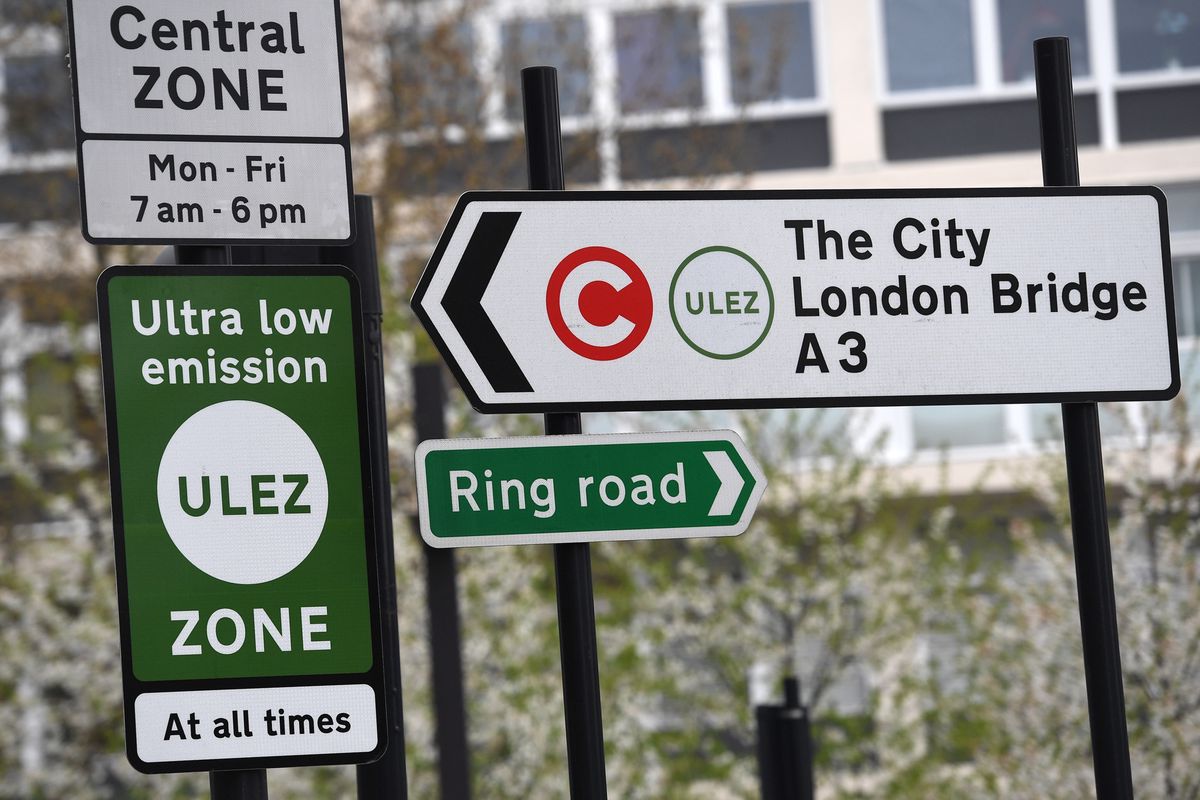 Achtung Busse: Eine ULEZ-Zone in London (Ultra Low Emission Zone).