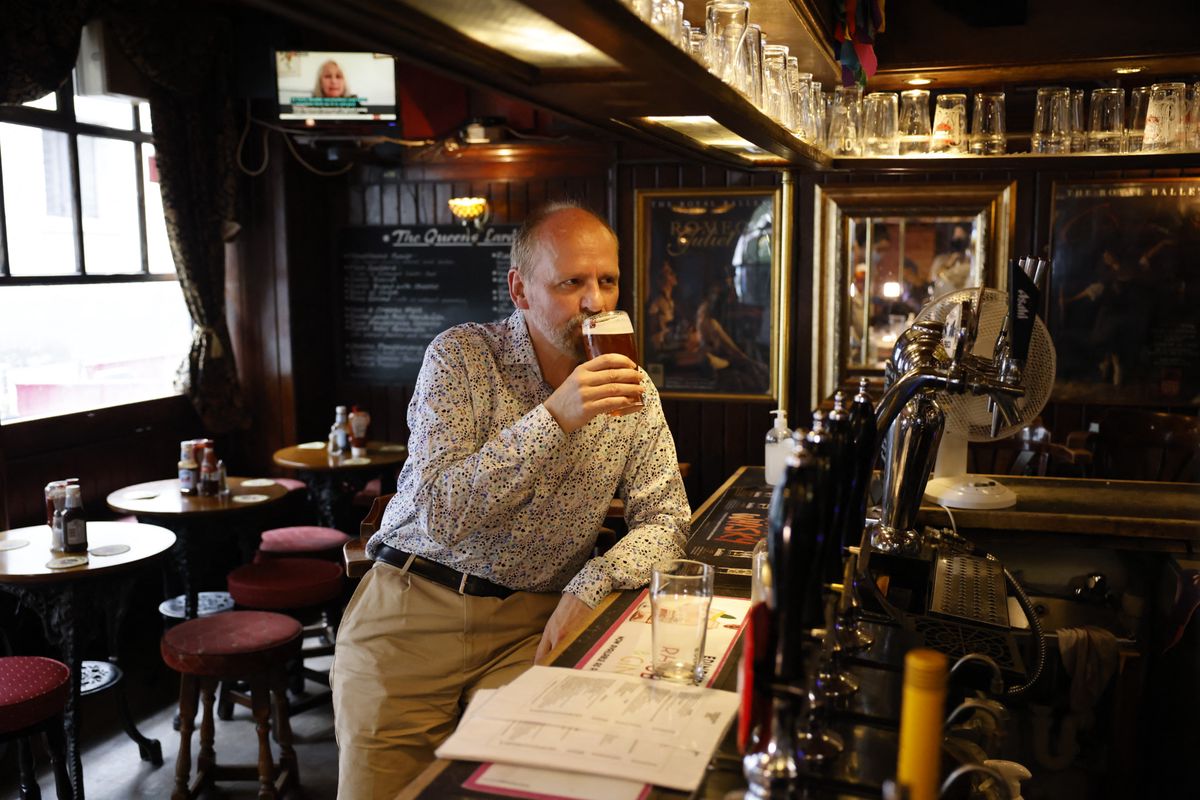 Pub steht für «Public House», ursprünglich mal ein Privathaus, das öffentlich zugänglich gemacht wurde: Ein Kunde trinkt im Juli 2021 in London auf die Lockerung der Corona-Massnahmen.