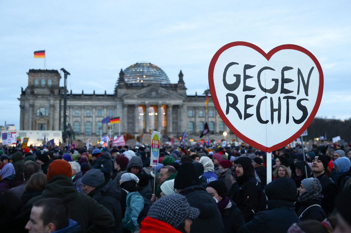 Zwischen 100’000 und 350’000 Menschen protestierten am Sonntag vor dem Berliner Reichstag gegen die AfD.