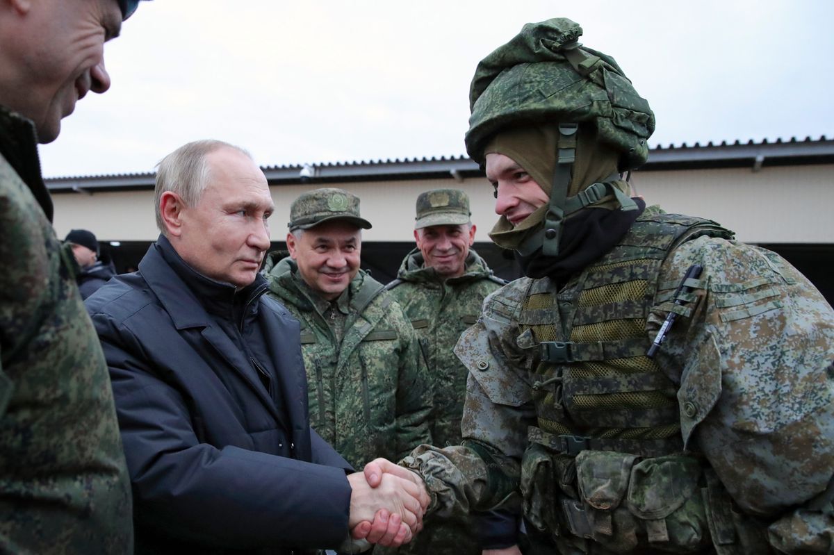 Der russische Präsident Wladimir Putin bei einem Besuch in einem militärischen Ausbildungszentrum für mobilisierte Reservisten im Oktober 2022.