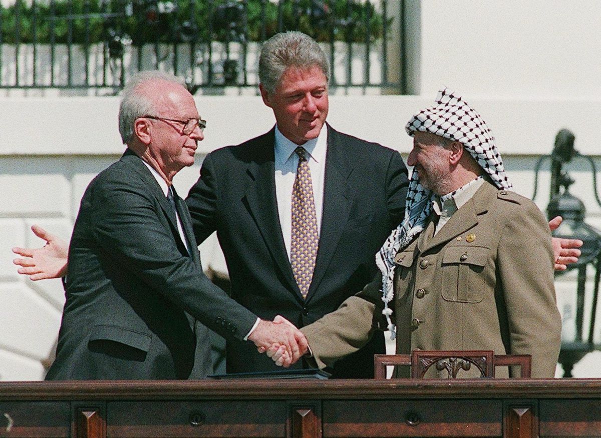 Historischer Händedruck: Der israelische Premier Jitzchak Rabin (links) und Palästinenserführer Jassir Arafat reichten sich 1993 unter der Ägide von US-Präsident Bill Clinton die Hand. Terror und Krieg kehrten trotzdem zurück.