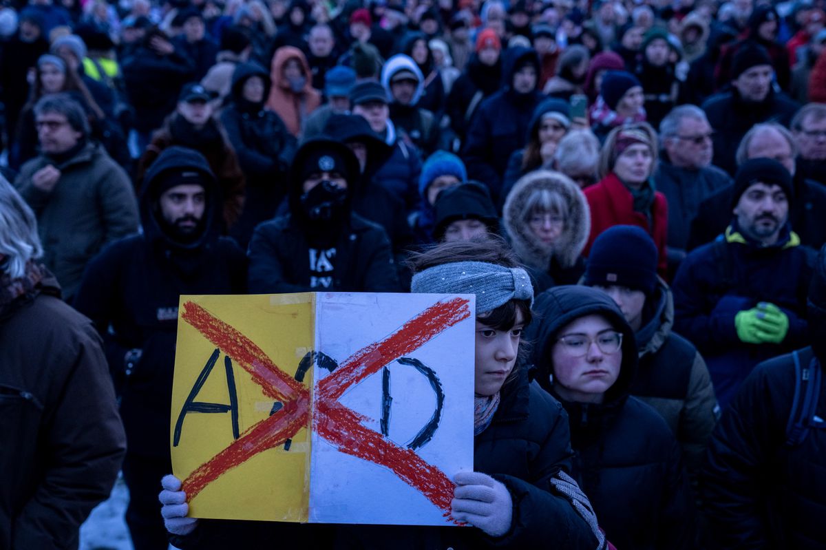 Menschen protestieren in Berlin gegen die AfD. 