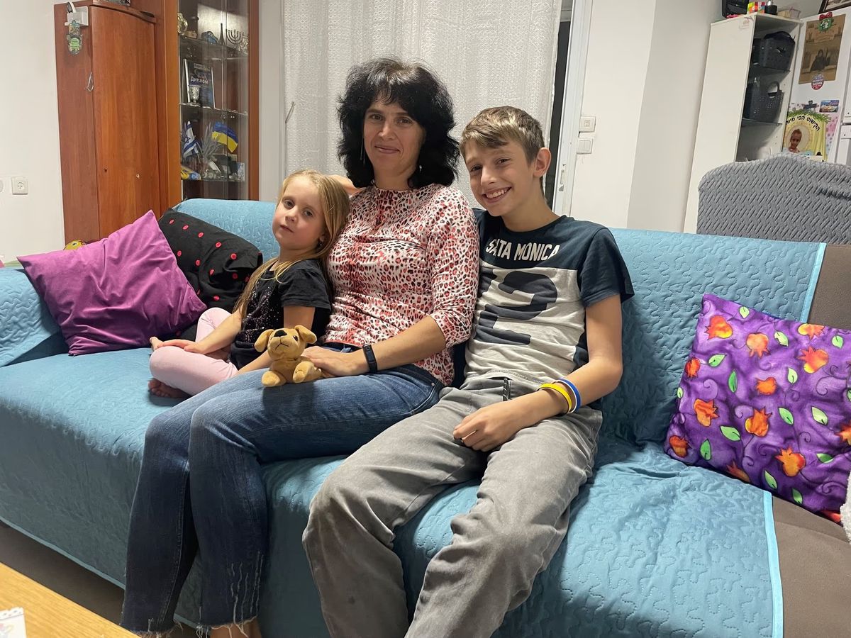 Sie waren nicht die Einzigen, die über Rumänien nach Israel fanden: Lena Wlasenko (45) mit ihren Kindern Emilia (4) und Nasari (13) in ihrer Wohnung in Ashqelon.
