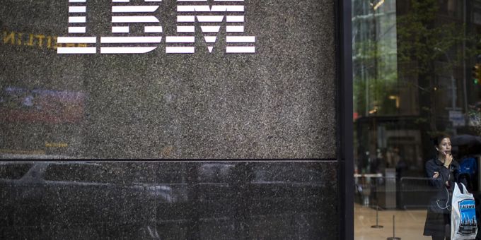 Der Fokus des Computer-Konzerns IBM auf Software und Dienste zahlt sich aus. IBM steigerte den Umsatz im vergangenen Quartal im Jahresvergleich um vier Prozent auf 17,4 Milliarden Dollar und der Gewinn sprang von 2,7 auf rund 3,3 Milliarden Dollar hoch. (Archivbild)