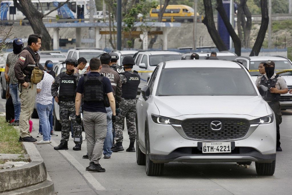 César Suárez wurde von Auftragsmördern in seinem Auto erschossen: Die Polizei beim Tatort in Hafenstadt Guayaquil. (17. Januar 2024)
