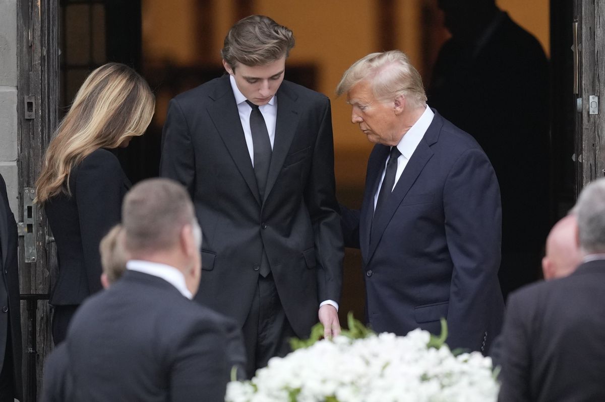 Ex-Präsident Donald Trump mit seinem Sohn Barron und Ehefrau Melania Trump bei der Beerdigung von Amalija Knavs, der Mutter der ehemaligen First Lady.