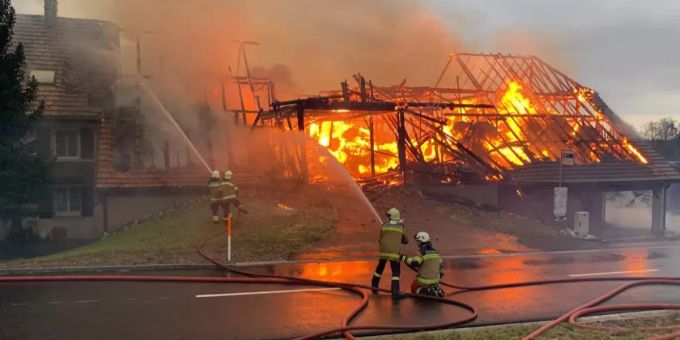 Keine Verletzten - Oekonomiegebäude in Günsberg SO durch Brand zerstört