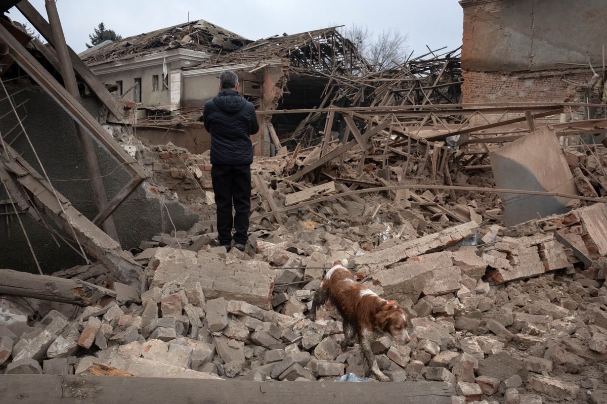 Ein Mann betrachtet die Überreste eines Gebäudes nach einem russischen Raketenangriff in Slowjansk, Ukraine, Ende Januar 2024.