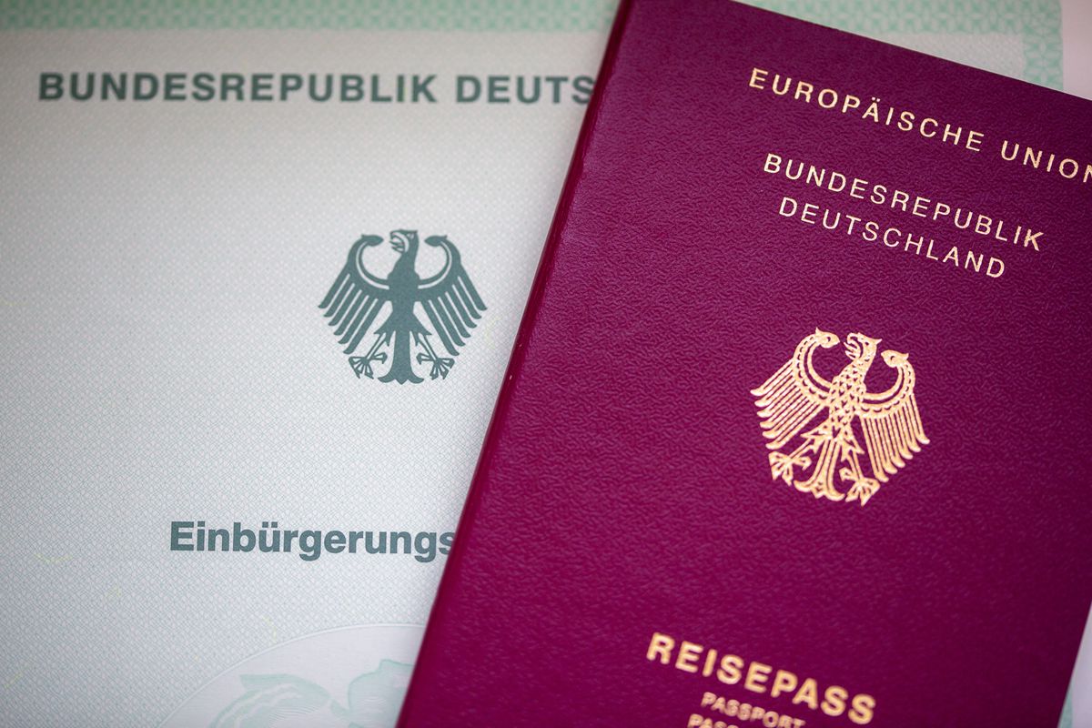 Mehr als zwölf Millionen Menschen in Deutschland haben keinen deutschen Pass: Für sie wird der Weg zur Einbürgerungsurkunde künftig etwas kürzer, es gibt aber auch Verschärfungen.