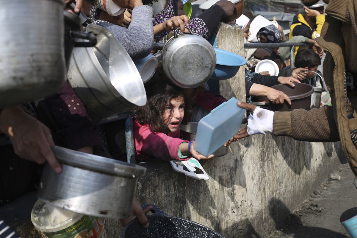 Menschen stehen Schlange für Essen in Rafah. Die humanitäre Lage im Gazastreifen spitzt sich immer mehr zu.
