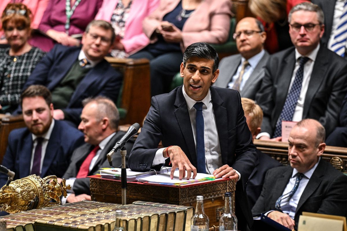 Der konservative britische Premierminister Rishi Sunak hat seine umstrittenen Asylpläne trotz Widerstands in den eigenen Reihen durch das Unterhaus bekommen.