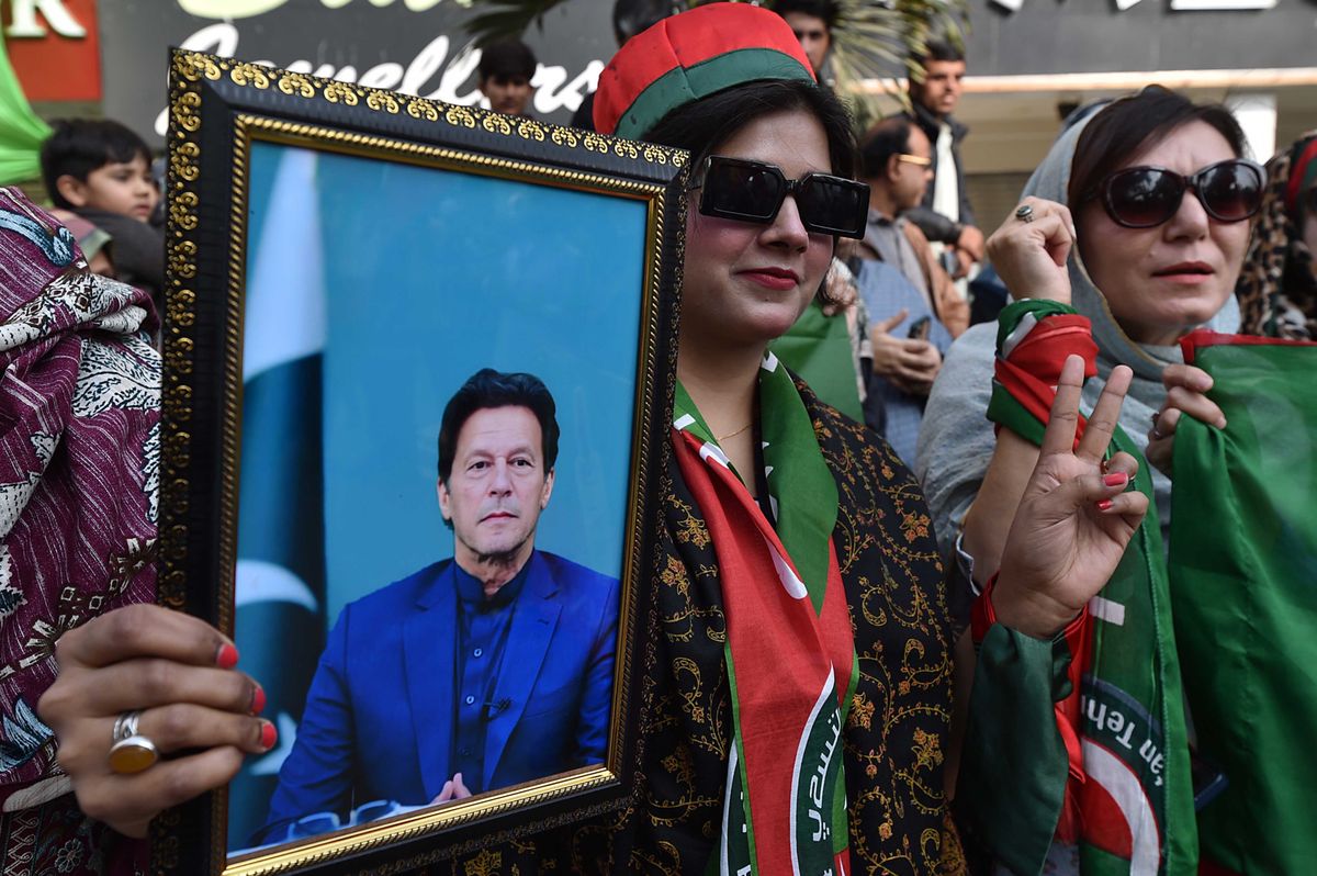 Trotz Vorwürfen bei vielen Anhängern immer noch beliebt: Unterstützerinnen des inhaftierten ehemaligen Premierministers Imran Khan während einer Kundgebung und für seine Freilassung in Karachi, Pakistan (28. Januar 2024) 