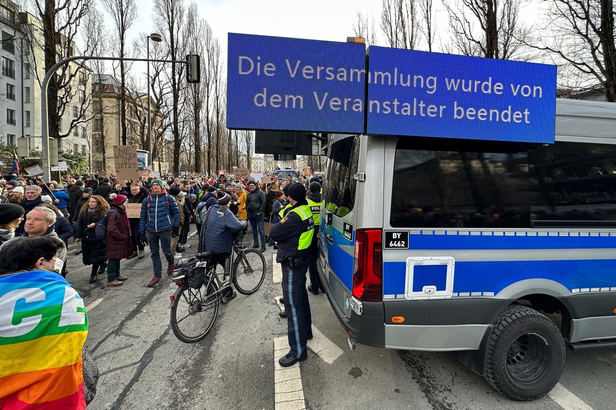 Zu viele Leute: «Die Veranstaltung wurde von dem Veranstalter beendet», so stehts auf einer auf einem Polizeifahrzeug montierten Anzeigetafel. 