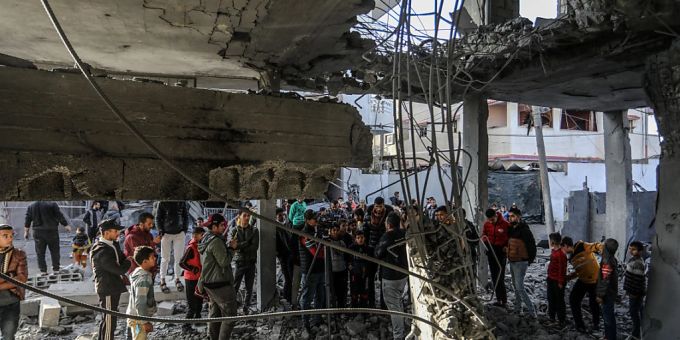 Ein Palästinenser inspiziert ein beschädigtes Haus nach einem israelischen Luftangriff im südlichen Gazastreifen. Foto: Abed Rahim Khatib/dpa