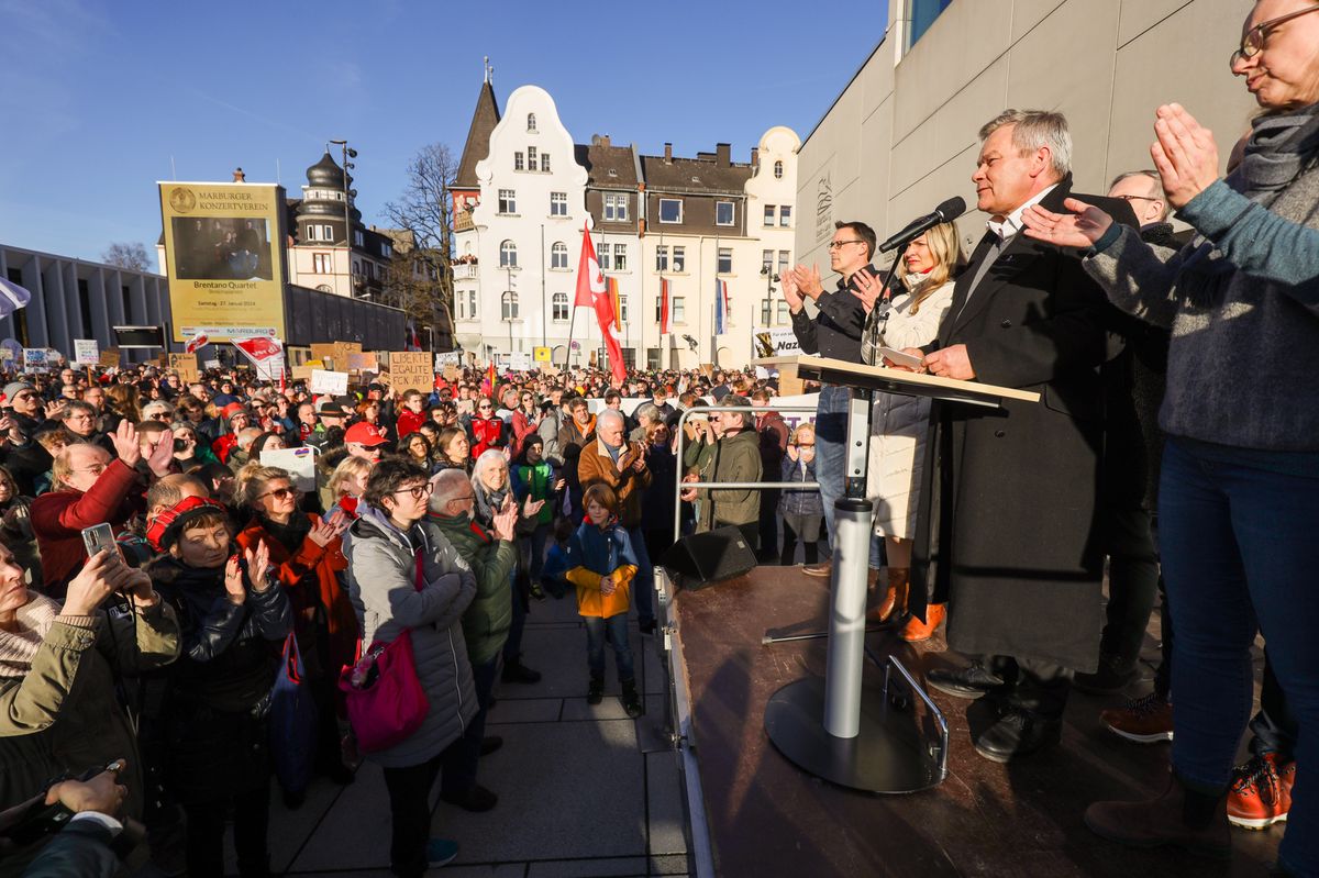 27.01.2024, Hessen, Marburg: Oberbürgermeister Thomas Spies (SPD, 2.v.r.) spricht bei der Demonstration unter dem Motto «Marburg gegen Rechts» vor dem Erwin-Piscator-Haus (Stadthalle) in der Biegenstrasse. 