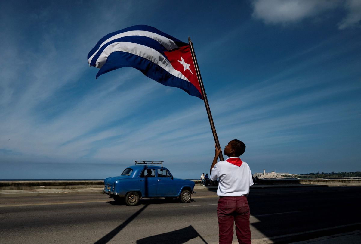 Ein junger Mann schwenkt an der Uferpromenade Malecón eine Nationalflagge, während er auf die Parade zum 65. Jahrestag des Einzugs Fidel Castros in Havanna wartet. 