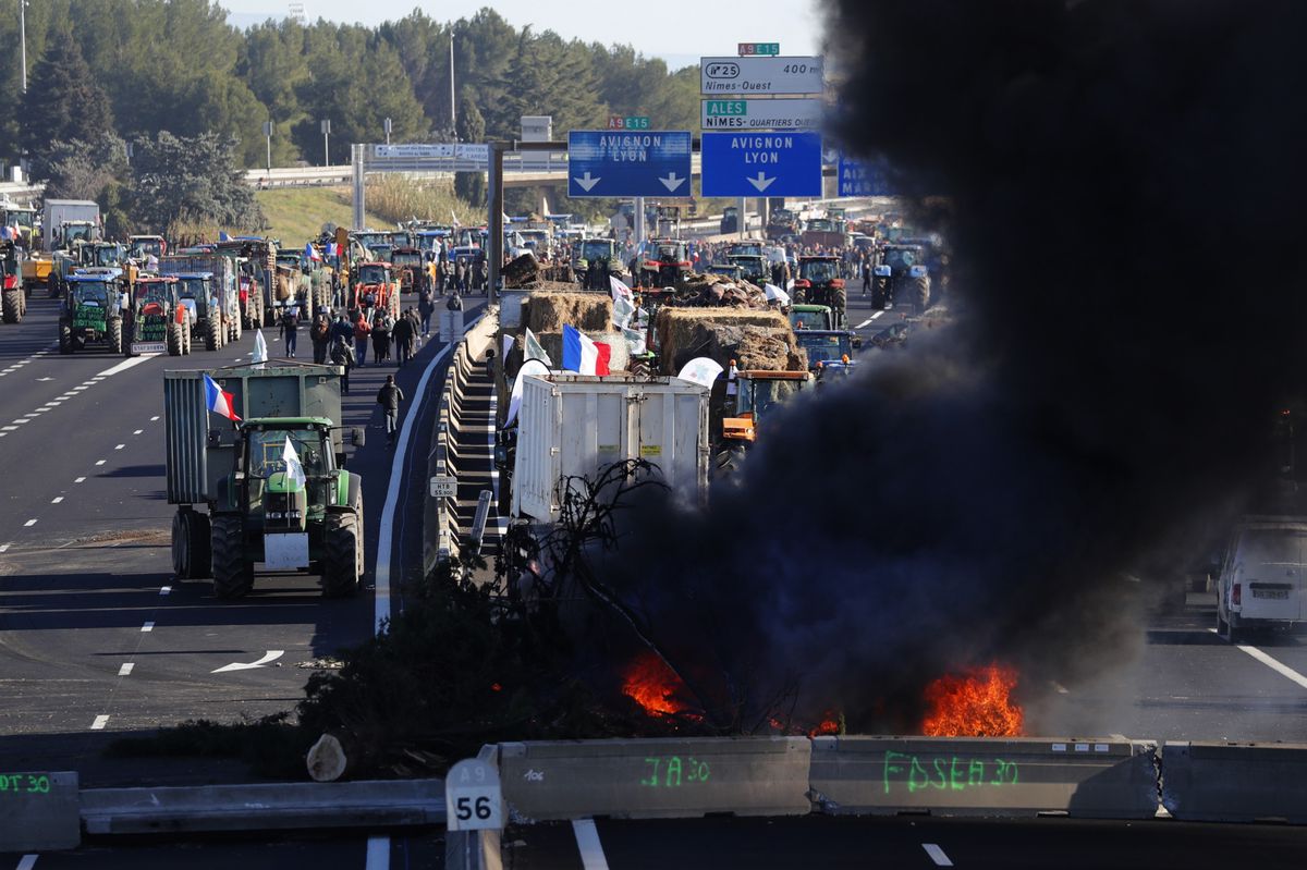 Flammende Proteste: Frankreichs Bauern blockieren Autobahnen im ganzen Land, hier die A9 bei Nîmes. 