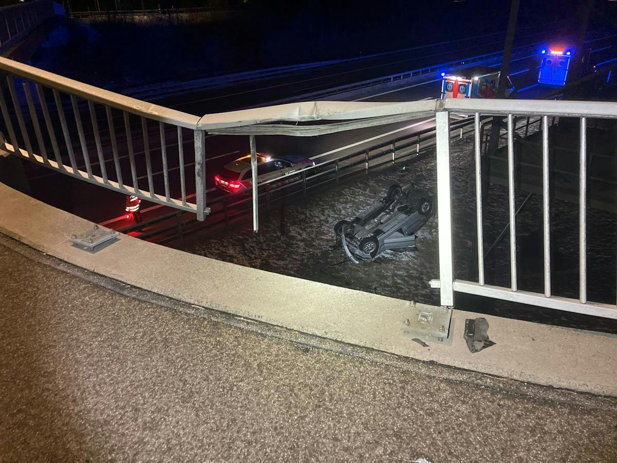 Ein Auto stürzte in Bilten GL von einer Brücke und landete auf der Wiese neben der Autobahn.