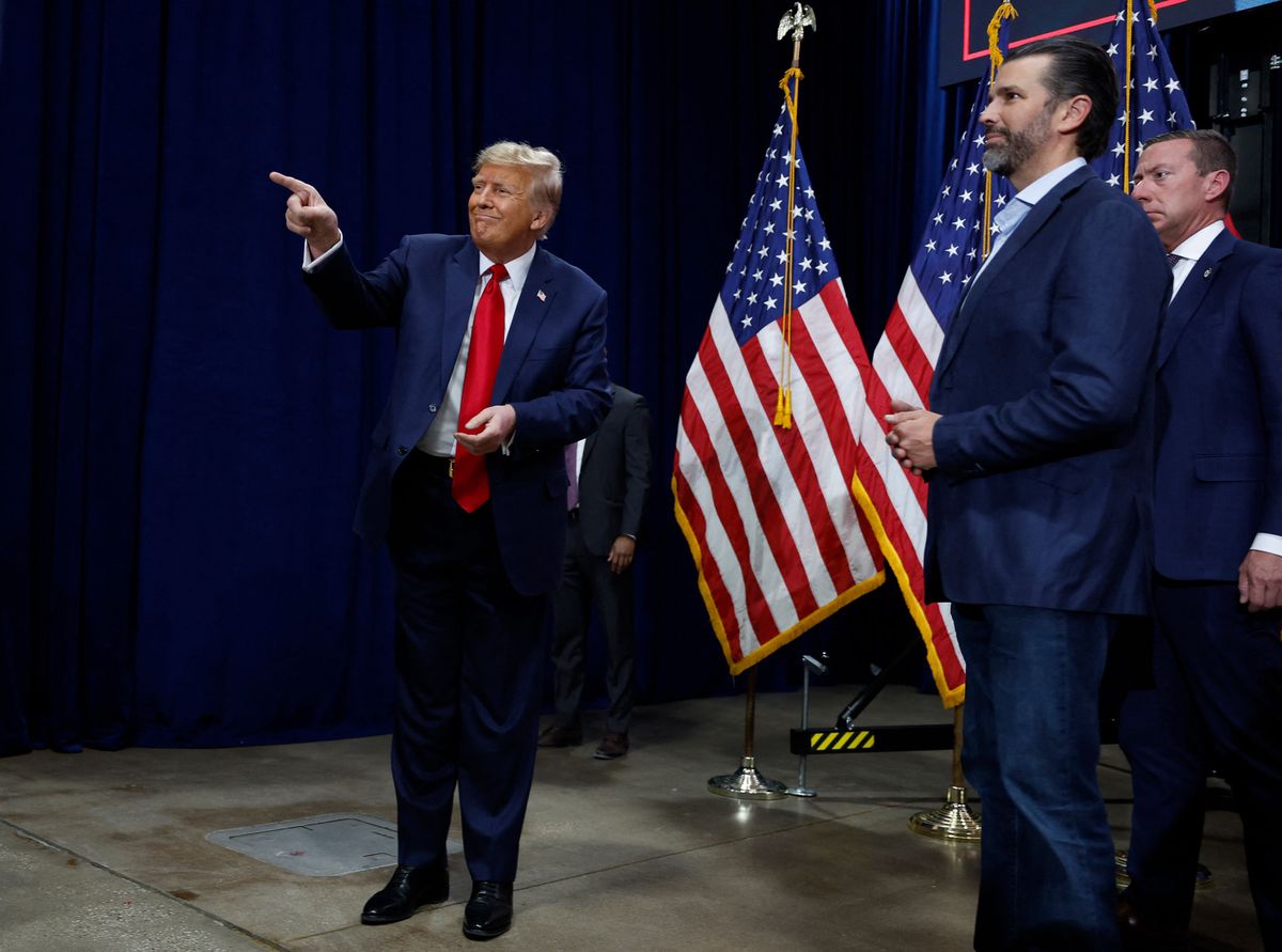 Der republikanische Präsidentschaftskandidat und ehemalige US-Präsident Donald Trump bedankt sich bei seinen Anhängern am 15. Januar 2024 in Des Moines, Iowa.
