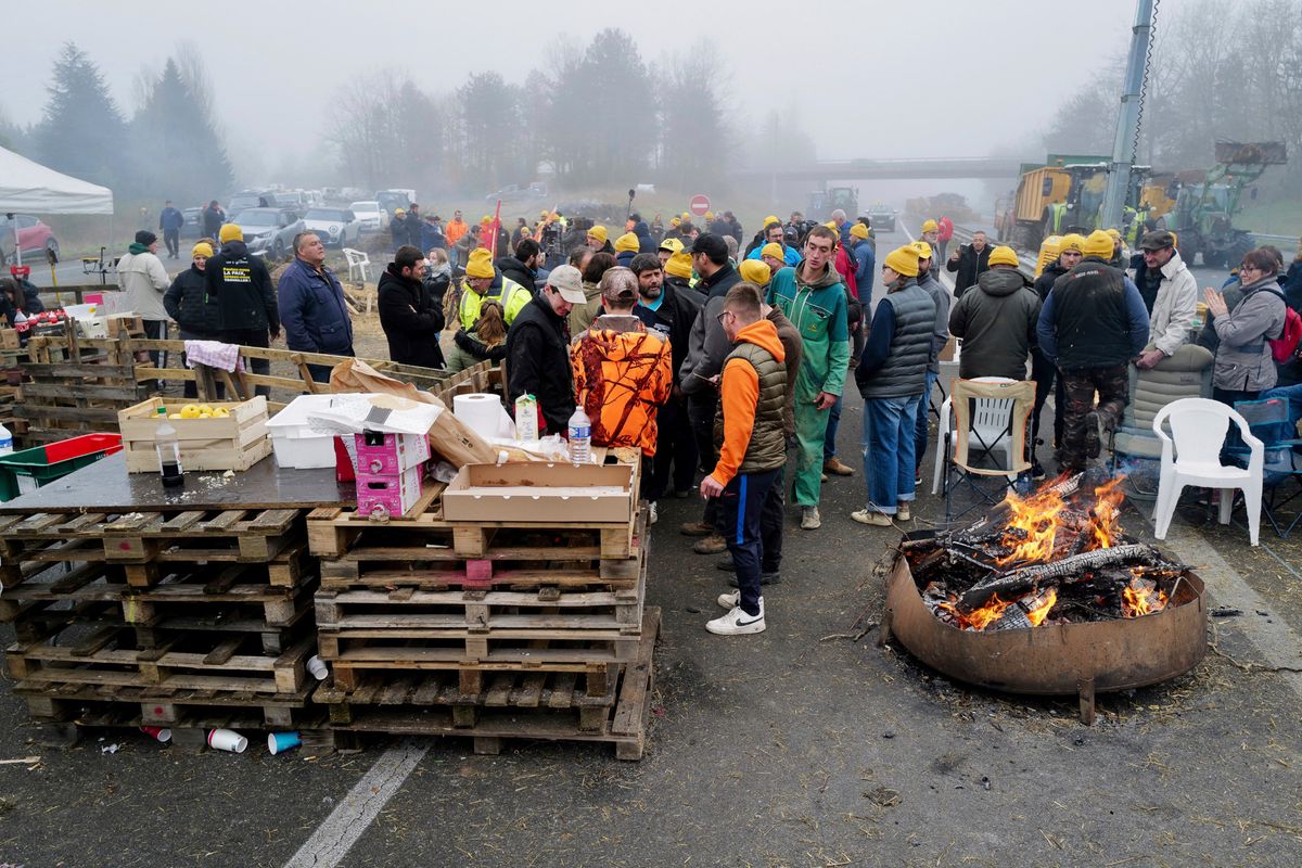 Bei Agen im Südwesten Frankreichs wurden am Samstag ebenfalls ganze Autobahnen blockiert. 