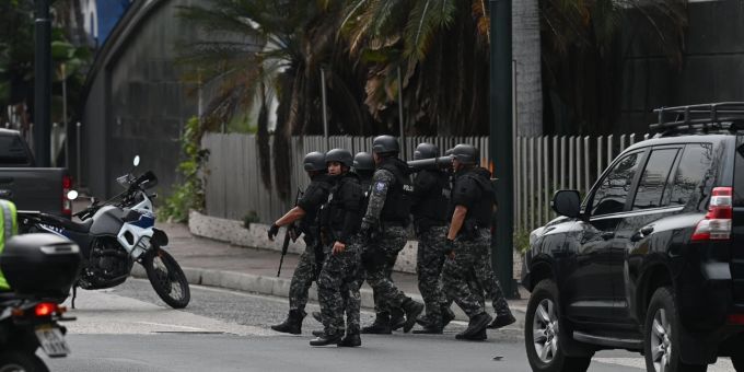 Streitkräfte sind in der Nähe des Fernsehsenders TC Televisión im Einsatz, nachdem Bewaffnete während einer Live-Übertragung in die Räumlichkeiten eingedrungen sind.