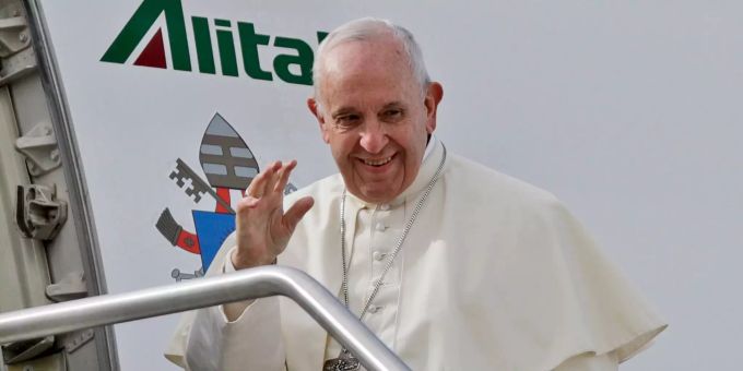 Papst Franziskus winkt vor dem Flugzeug.