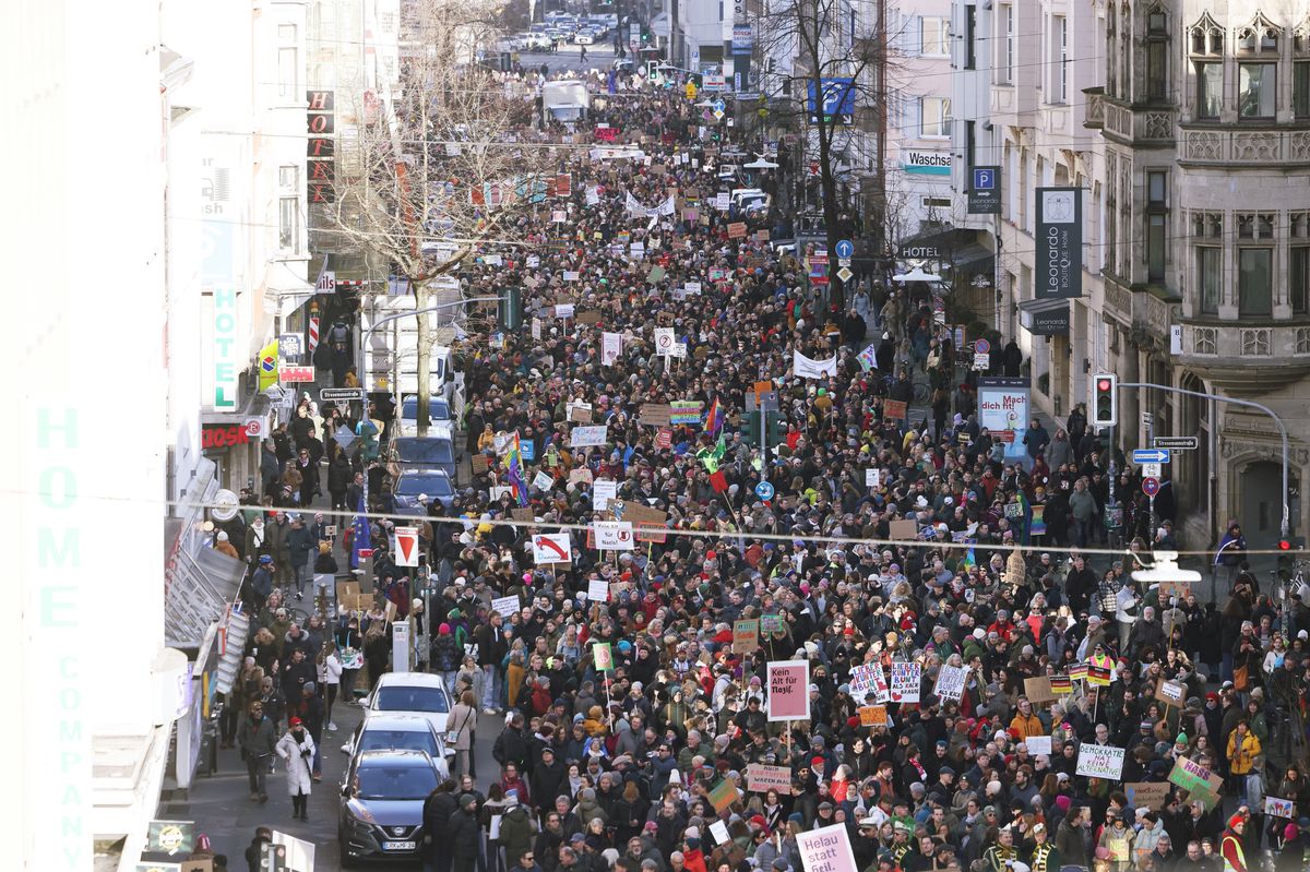 Zahlreiche Menschen gehen währen einer Demonstration am Samstag, 27. Januar 2024 durch Düsseldorf. Mit der Demonstration wollen die Teilnehmer ein Zeichen des Widerstands gegen rechtsextreme Umtriebe setzen. 