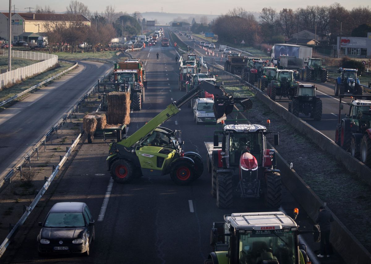 Bauern blockieren mit ihren Traktoren die Autobahn A64 in der Nähe von Carbonne, südlich von Toulouse am 22. Januar 2024. 