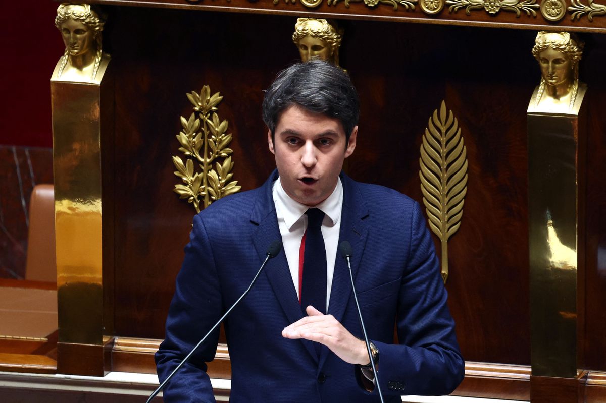 Blau-rote Krawatte auf weissem Hemd: Frankreichs neuer Premierminister Gabriel Attal bei seiner Regierungserklärung in der Assemblée Nationale in Paris. 