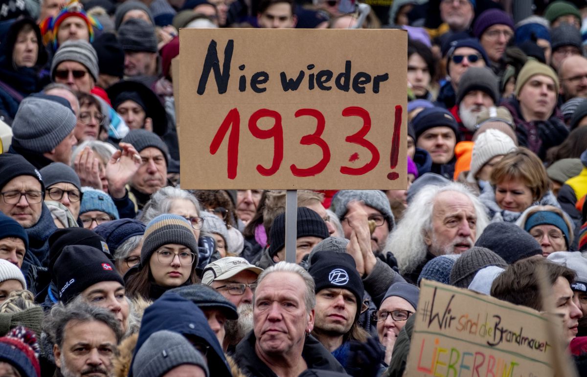 «Nie wieder 1933»: Demonstrierende in Frankfurt am Main erinnern an den Machtantrifft von Adolf Hitler und den Nationalsozialisten.