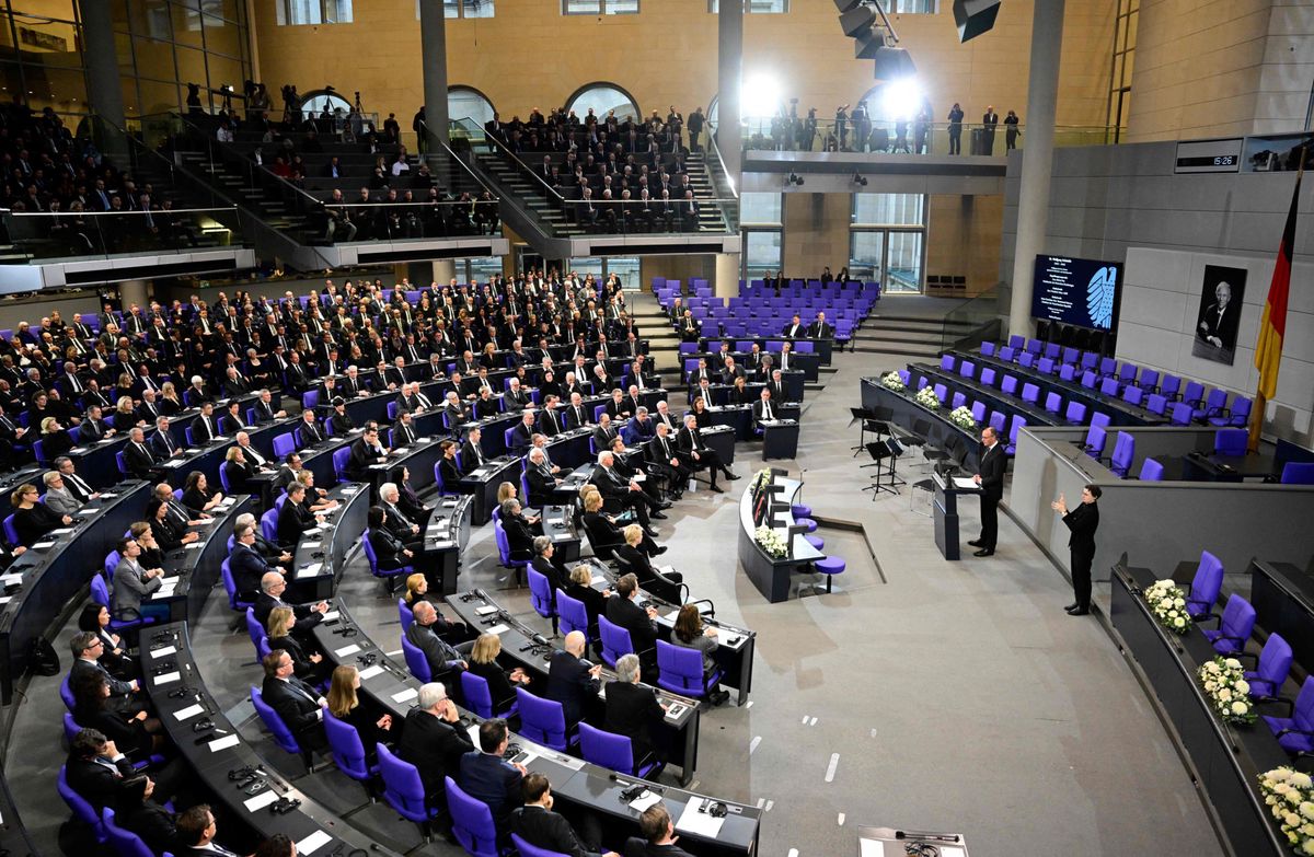 Friedrich Merz hält im Deutschen Bundestag in Berlin vor den anwesenden Trauernden eine Rede. (22. Januar 2024)