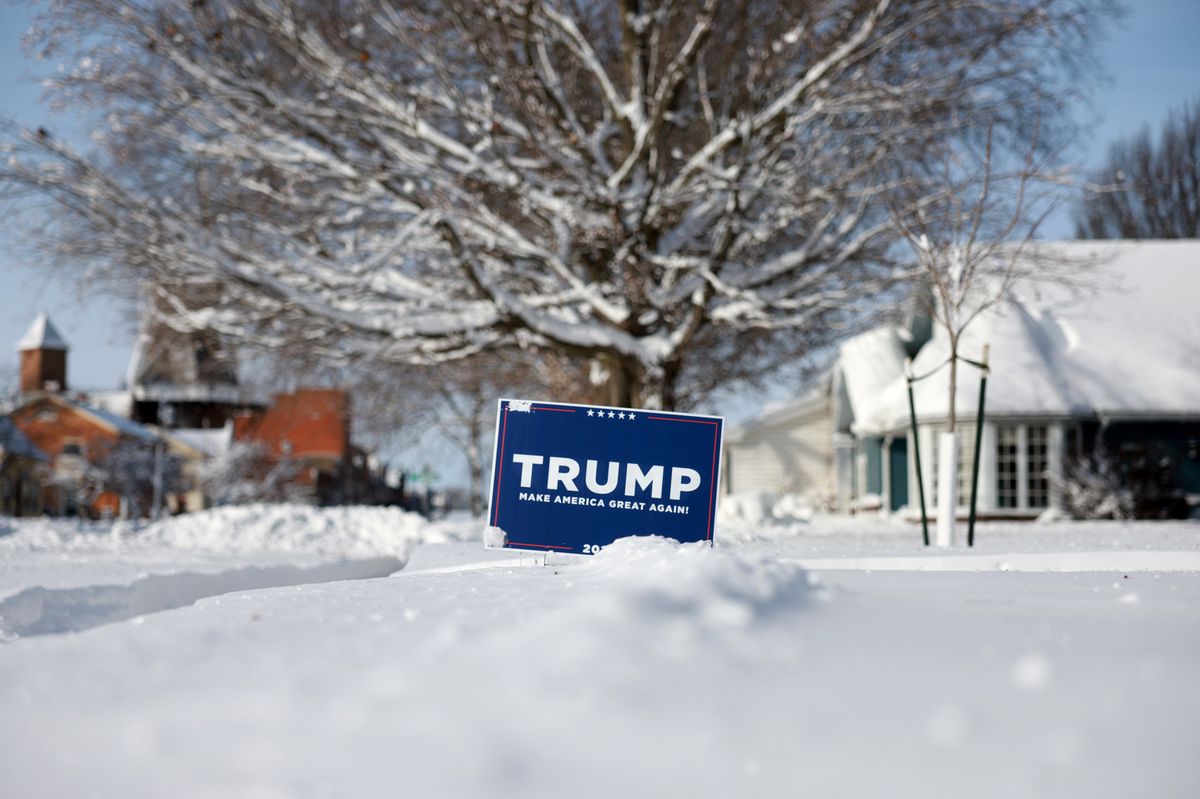 Trumps Kampagne hat Schneeräumungsfahrzeuge und Geländewagen bereitgestellt, um die Fans rechtzeitig in die Versammlungslokale zu fahren: Wahlkampfschild am 15. Januar in Pella, Iowa.